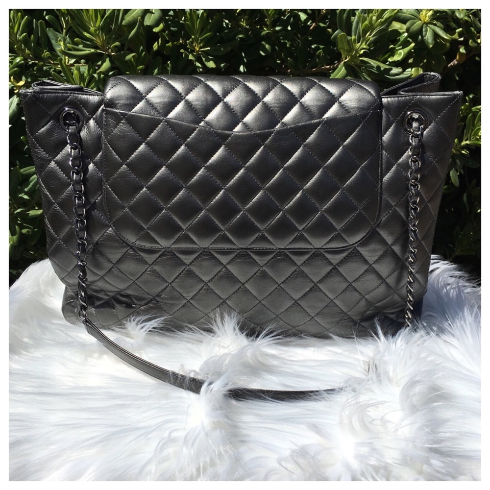 CHANEL LARGE GRAY LEATHER TOTE - Picture 4 of 8